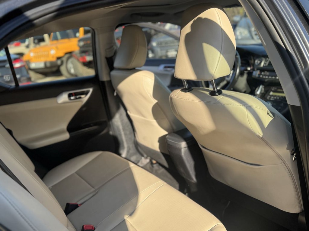 2011 Lexus CT 200h Image 12