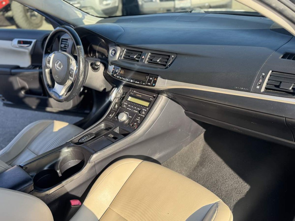 2011 Lexus CT 200h Image 13