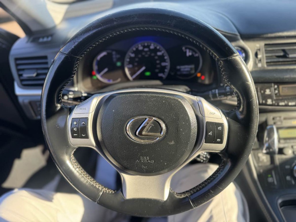 2011 Lexus CT 200h Image 16
