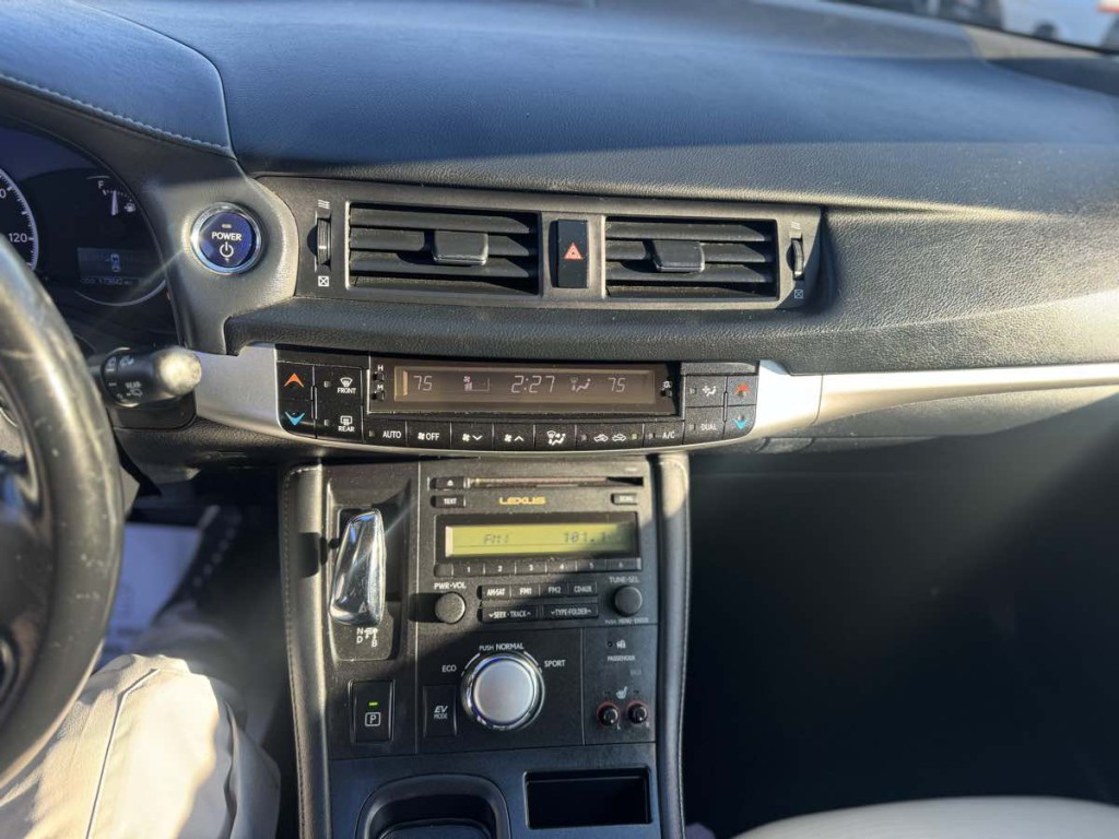 2011 Lexus CT 200h Image 17