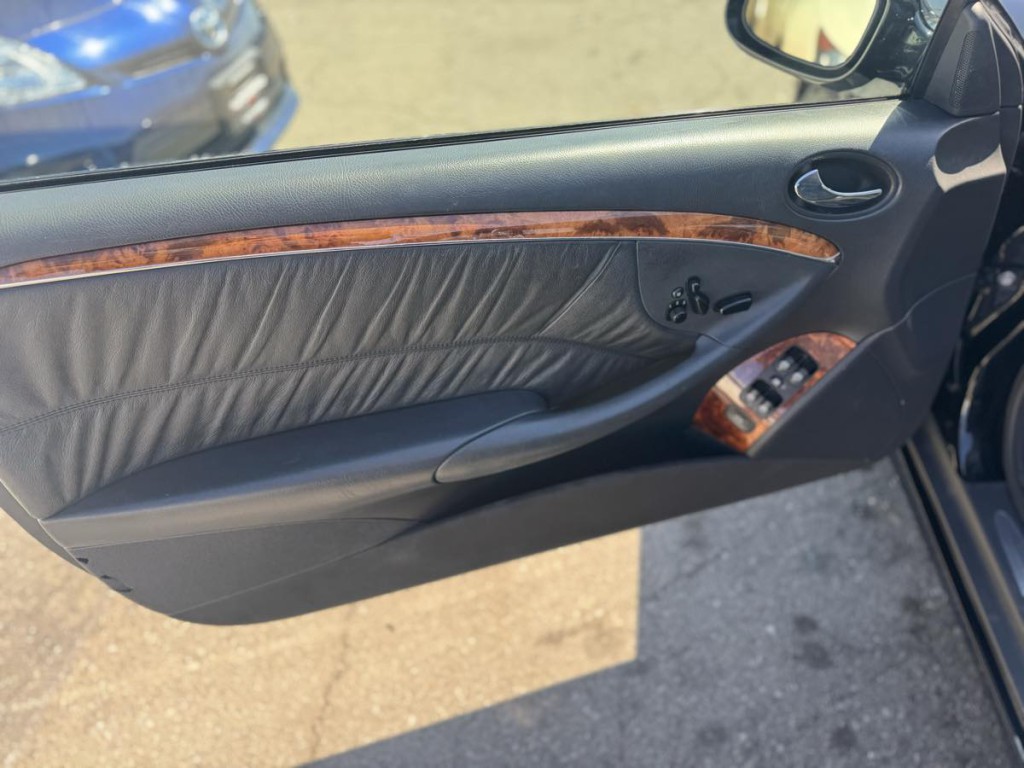 2005 Mercedes-Benz CLK-Class Image 12