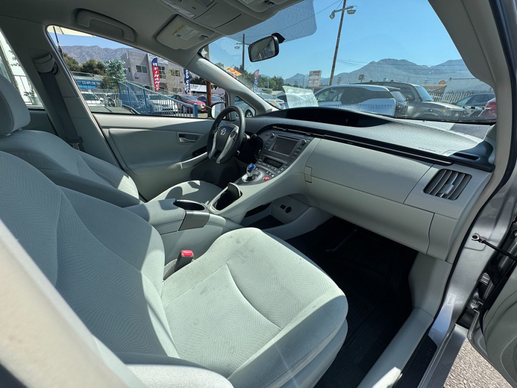 2013 Toyota Prius Image 12