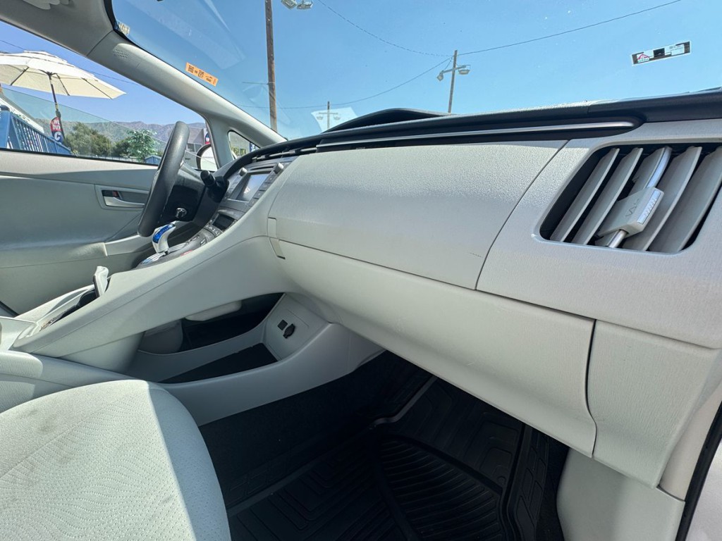 2013 Toyota Prius Image 13
