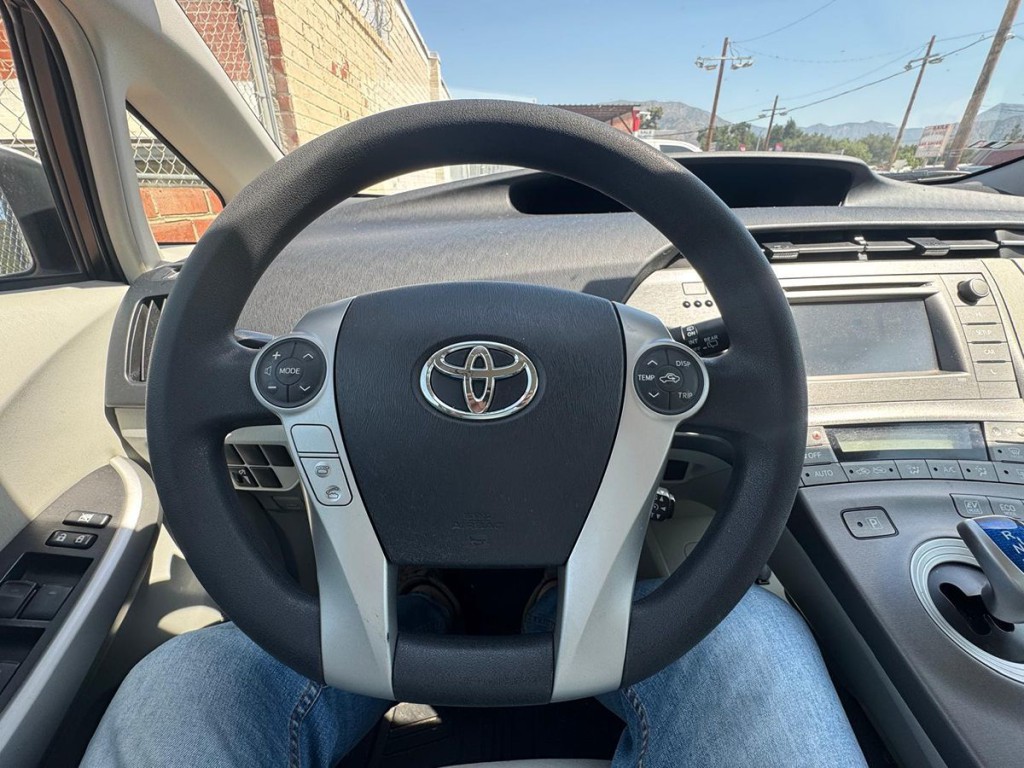 2013 Toyota Prius Image 17