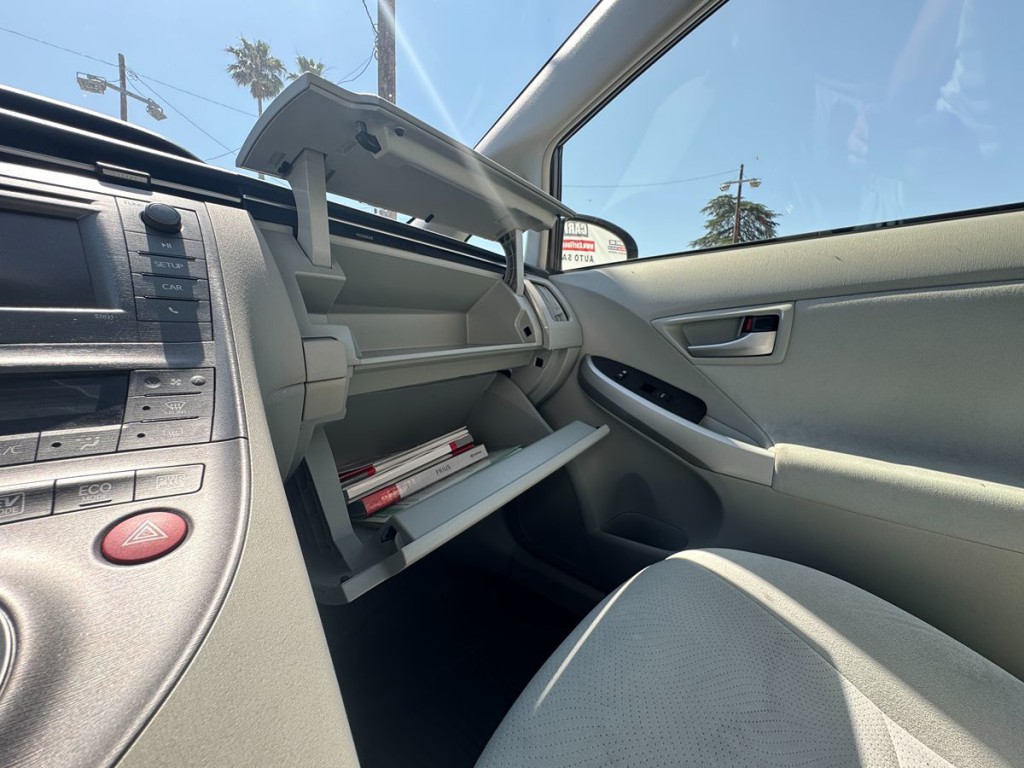 2013 Toyota Prius Image 24