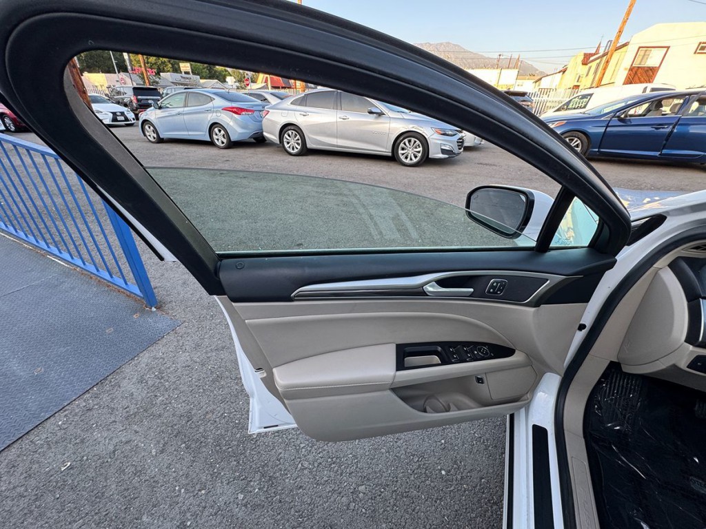 2017 Ford Fusion Image 16