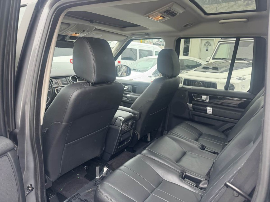 2015 Land Rover LR4 Image 19