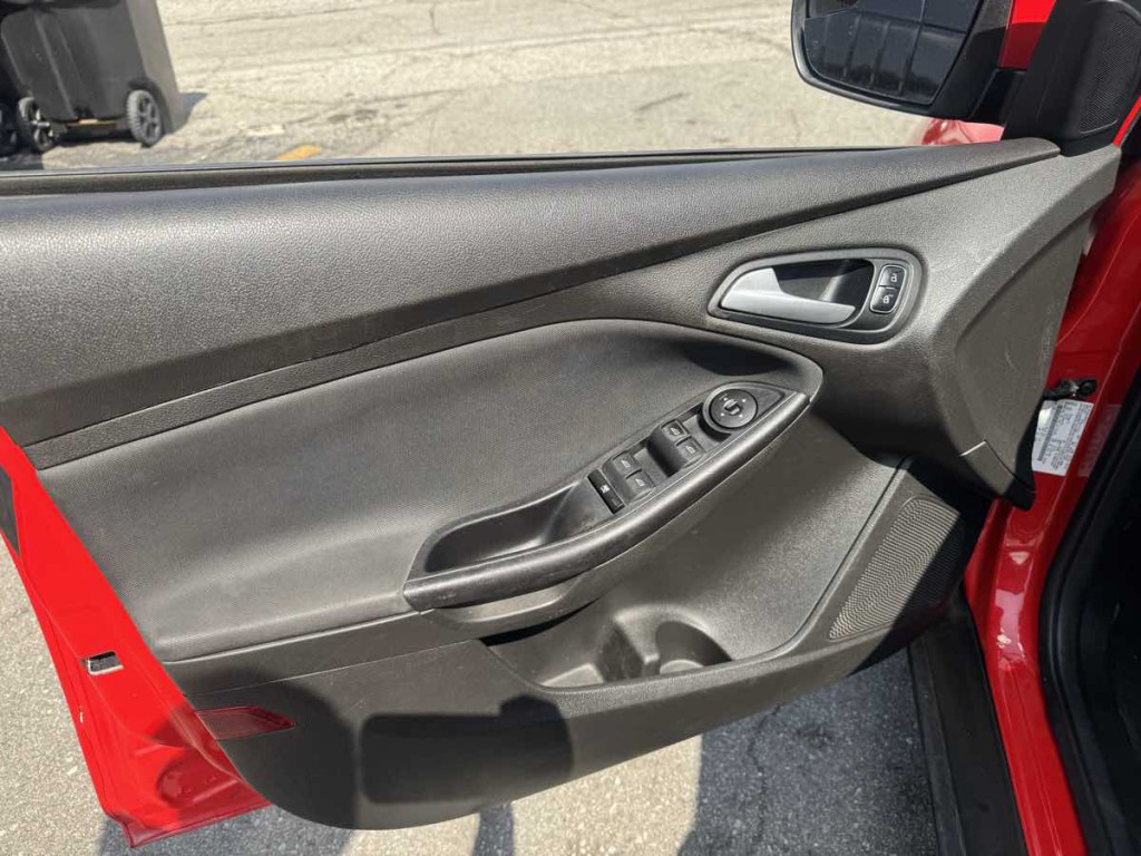 2016 Ford Focus Image 9