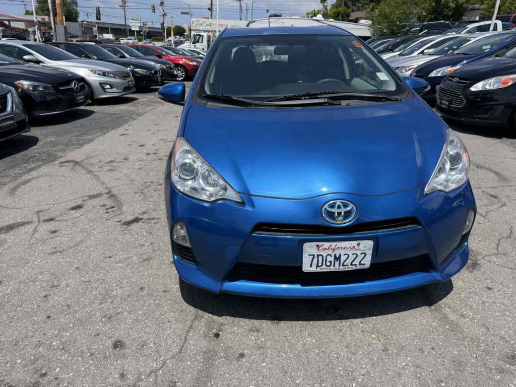 2013 Toyota Prius Image 2