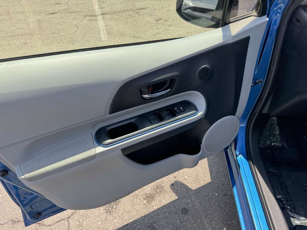 2013 Toyota Prius Image 7