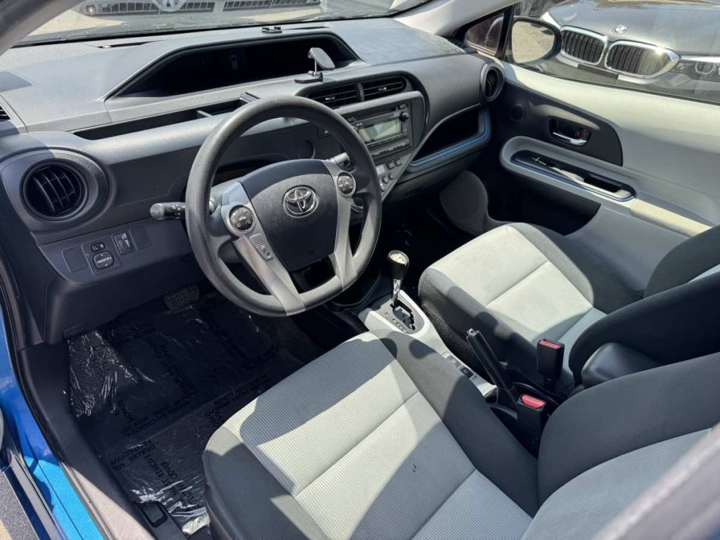 2013 Toyota Prius Image 8