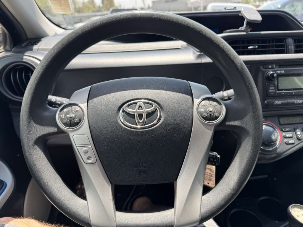 2013 Toyota Prius Image 10