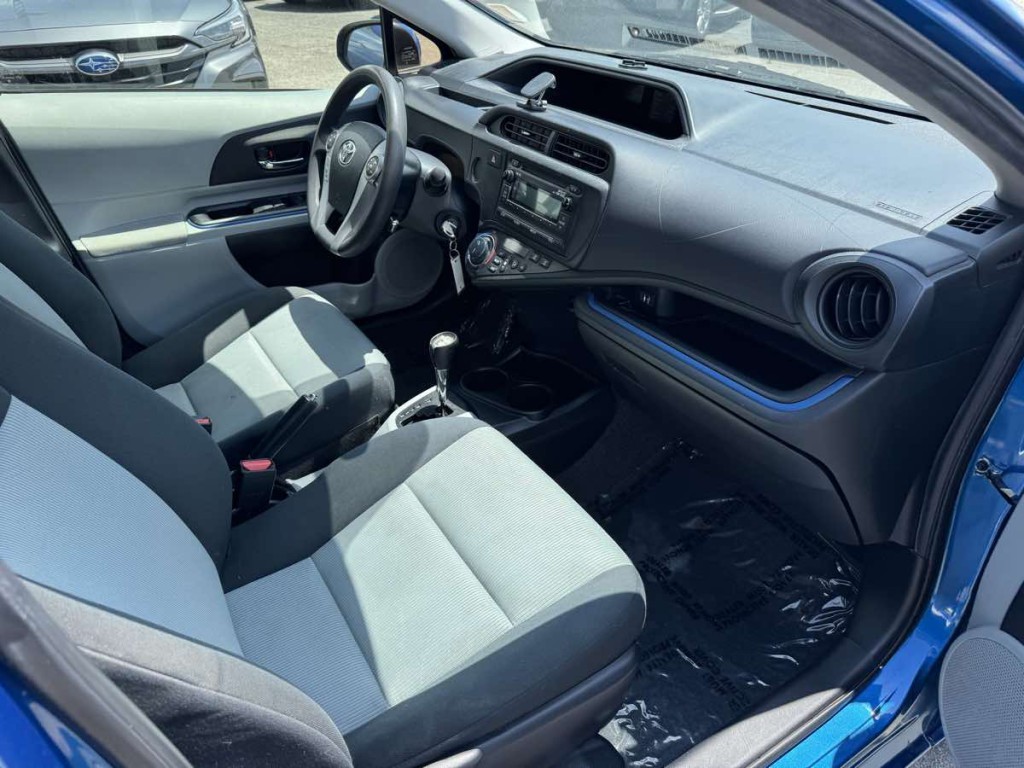 2013 Toyota Prius Image 11