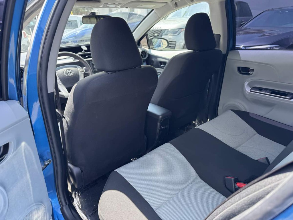 2013 Toyota Prius Image 13