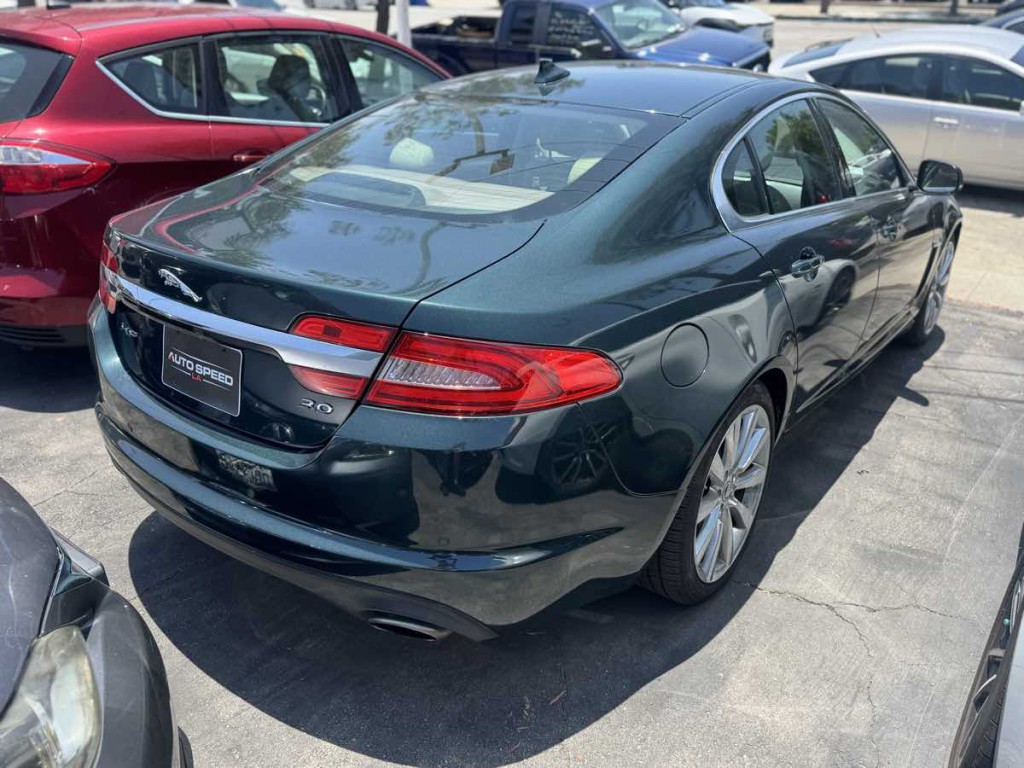 2013 Jaguar XF Image 4