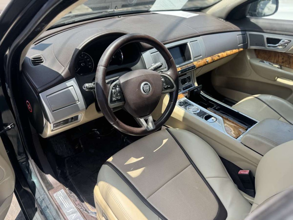 2013 Jaguar XF Image 7