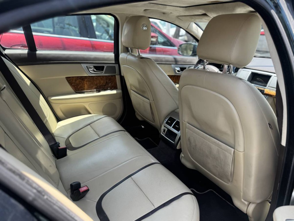 2013 Jaguar XF Image 10