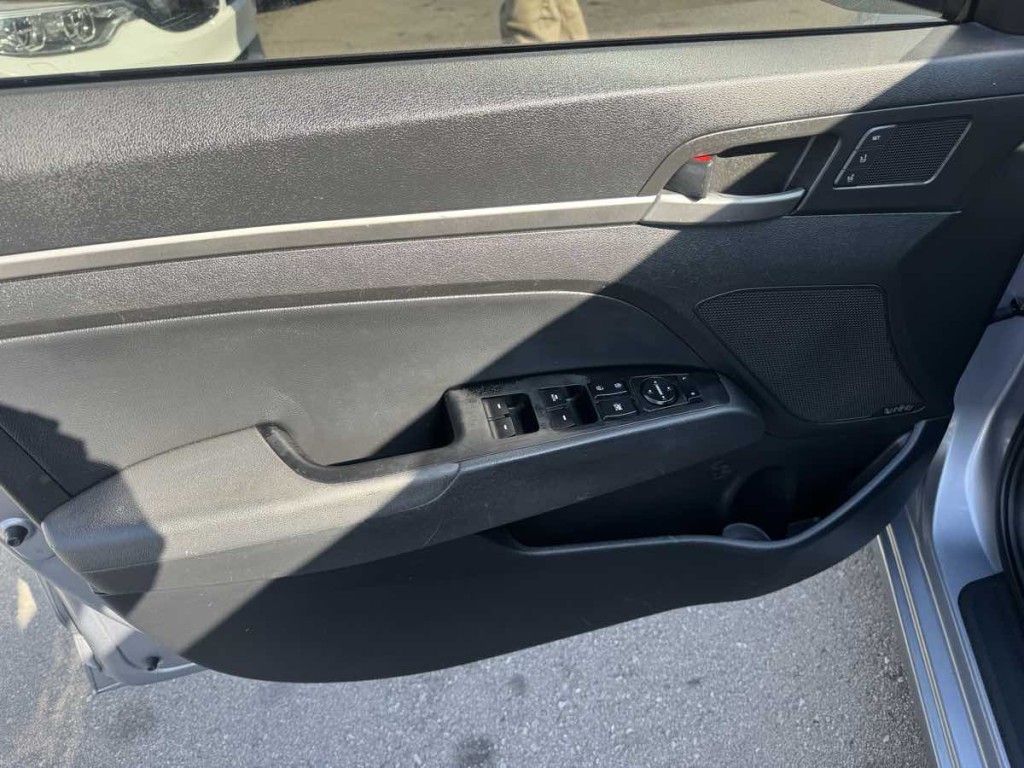 2017 Hyundai Elantra Image 10