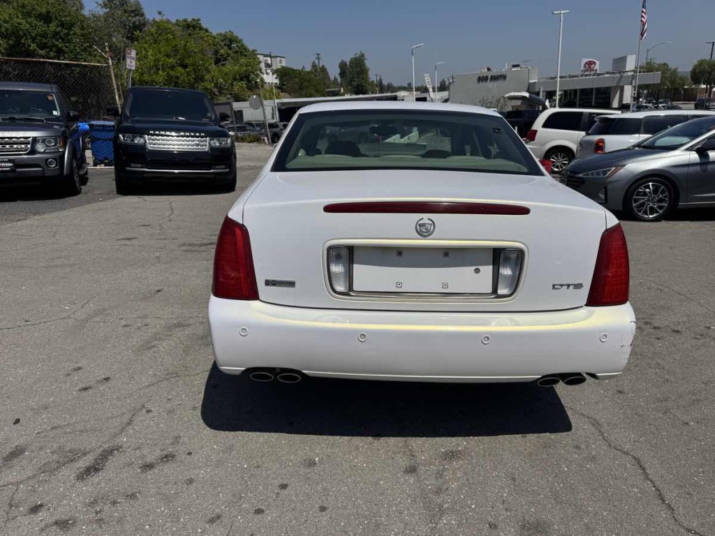 2004 Cadillac DeVille Image 4