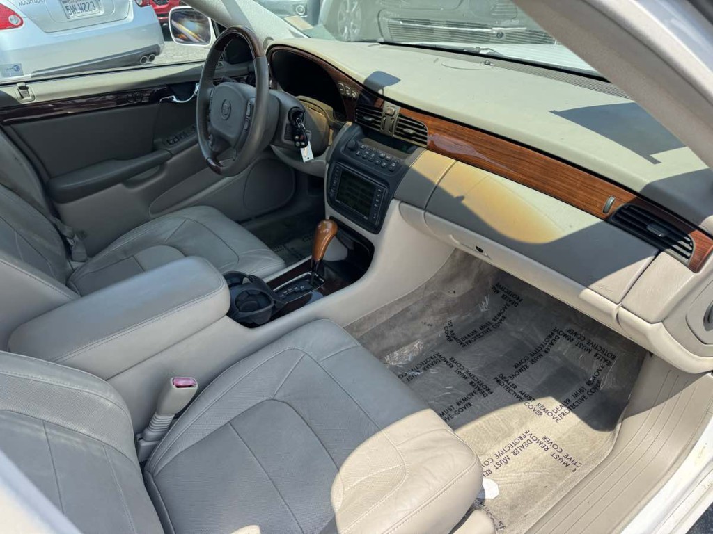 2004 Cadillac DeVille Image 9