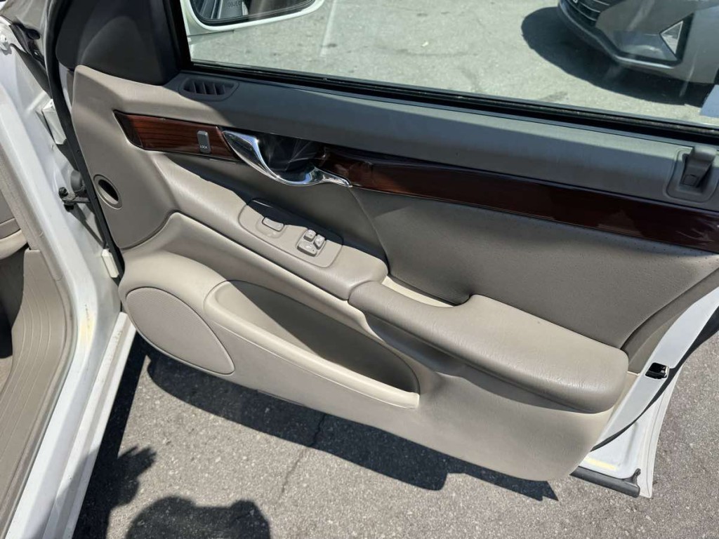 2004 Cadillac DeVille Image 10