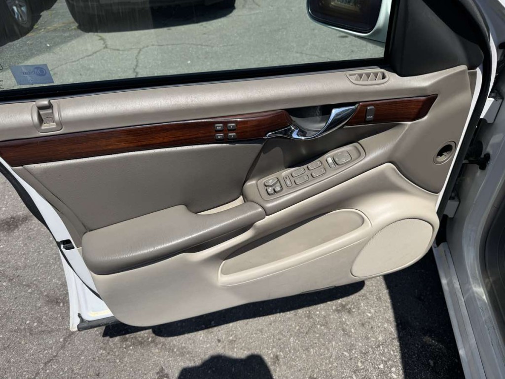 2004 Cadillac DeVille Image 13