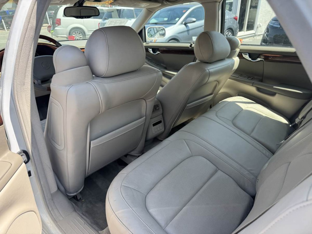 2004 Cadillac DeVille Image 14
