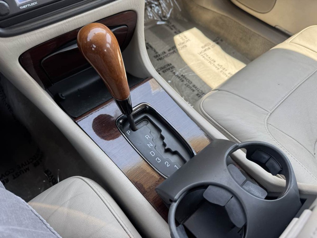 2004 Cadillac DeVille Image 16