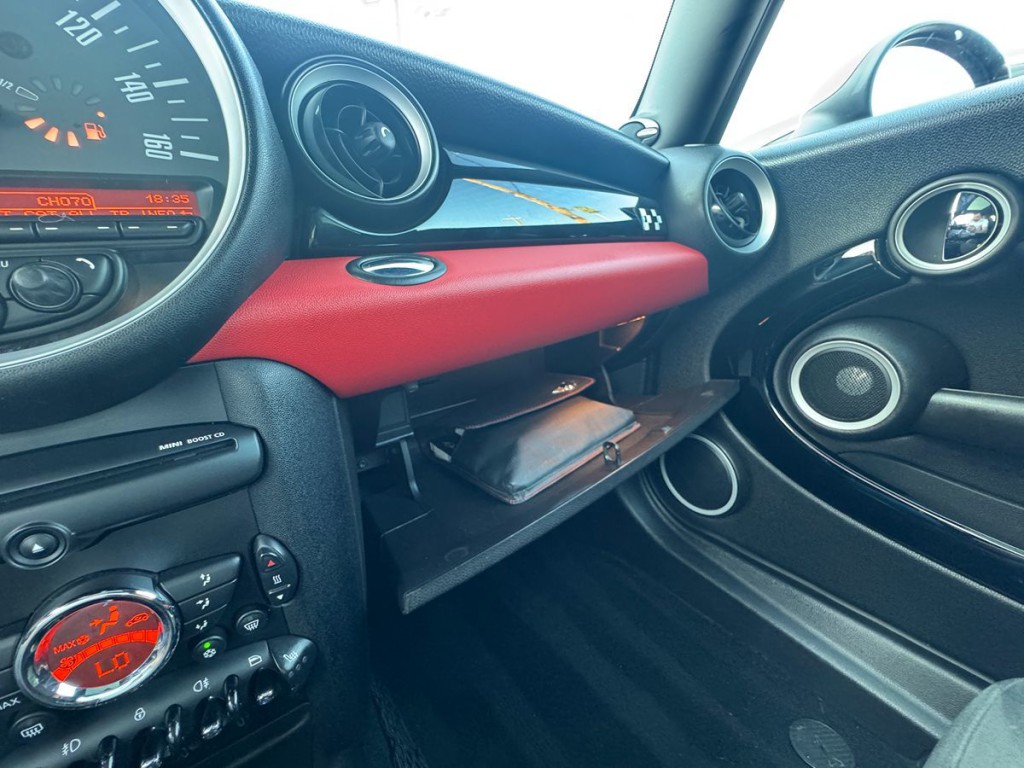 2012 MINI Cooper Image 22