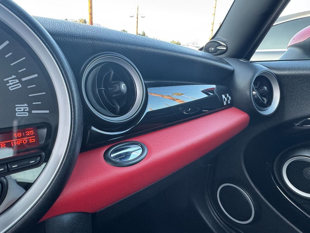 2012 MINI Cooper Image 24