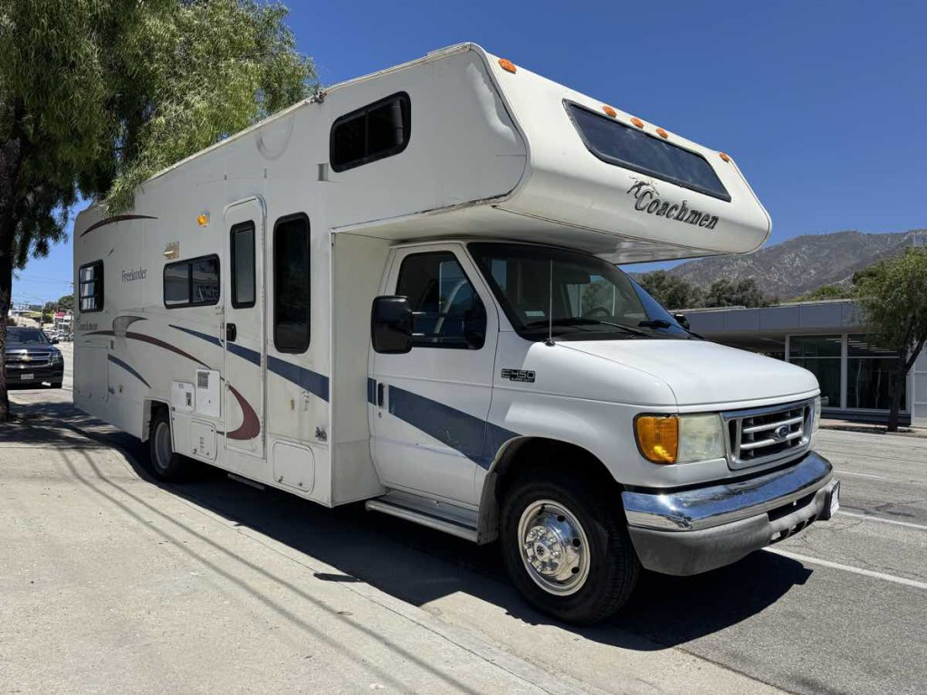 2004 Ford Econoline Image 1