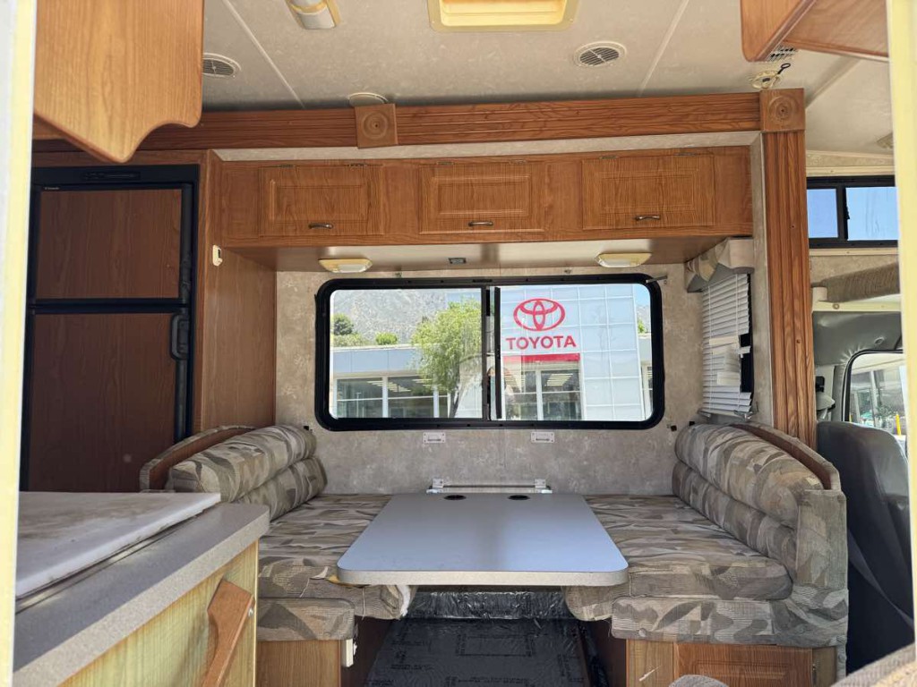 2004 Ford Econoline Image 10