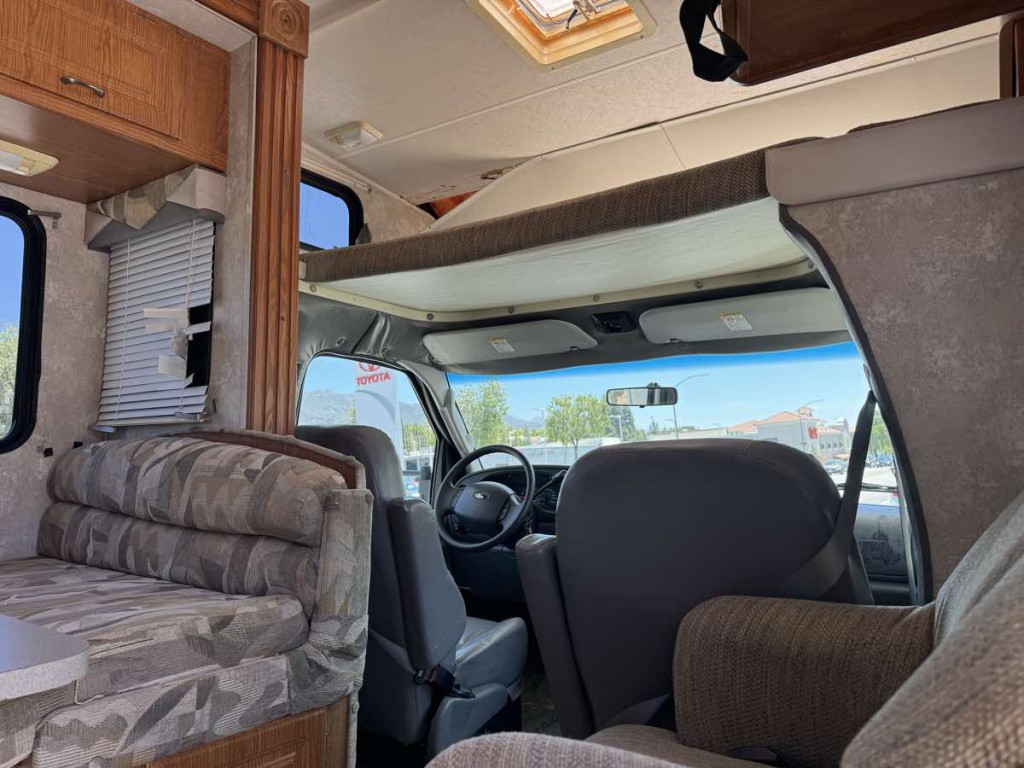 2004 Ford Econoline Image 11