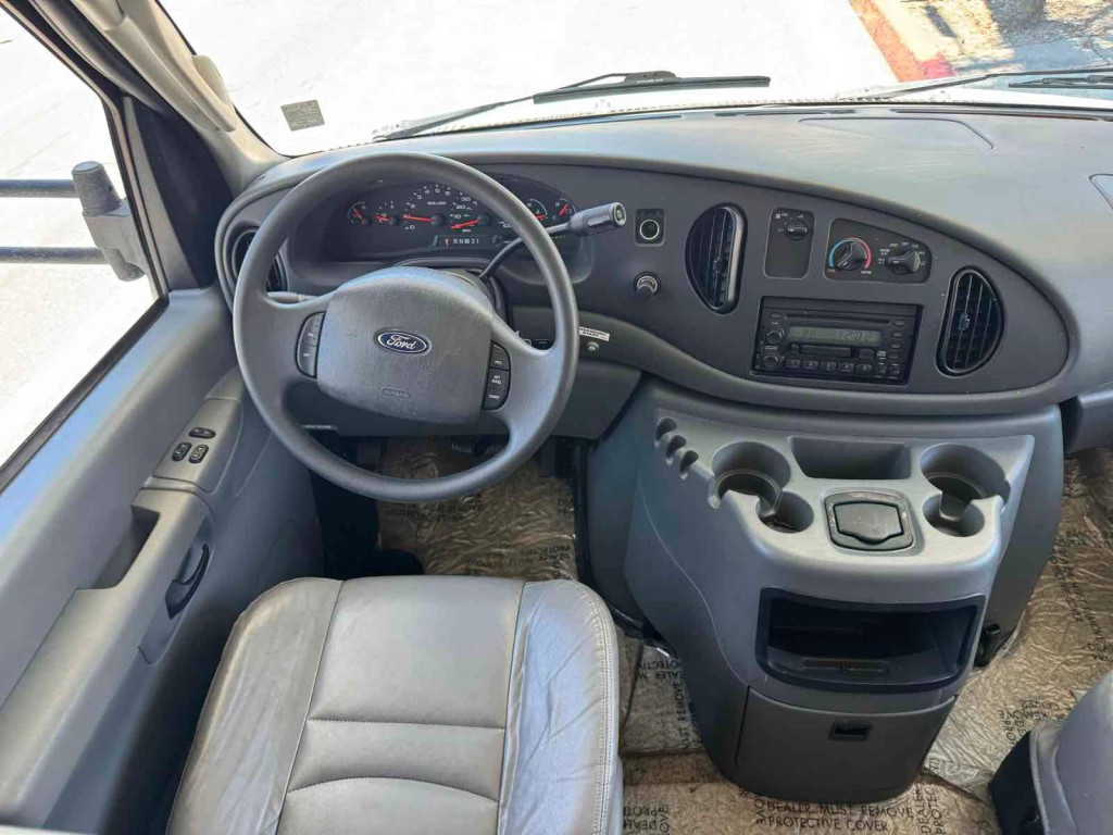 2004 Ford Econoline Image 19