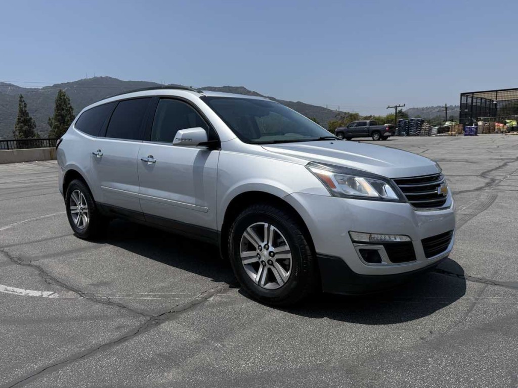 2017 Chevrolet Traverse Image 2