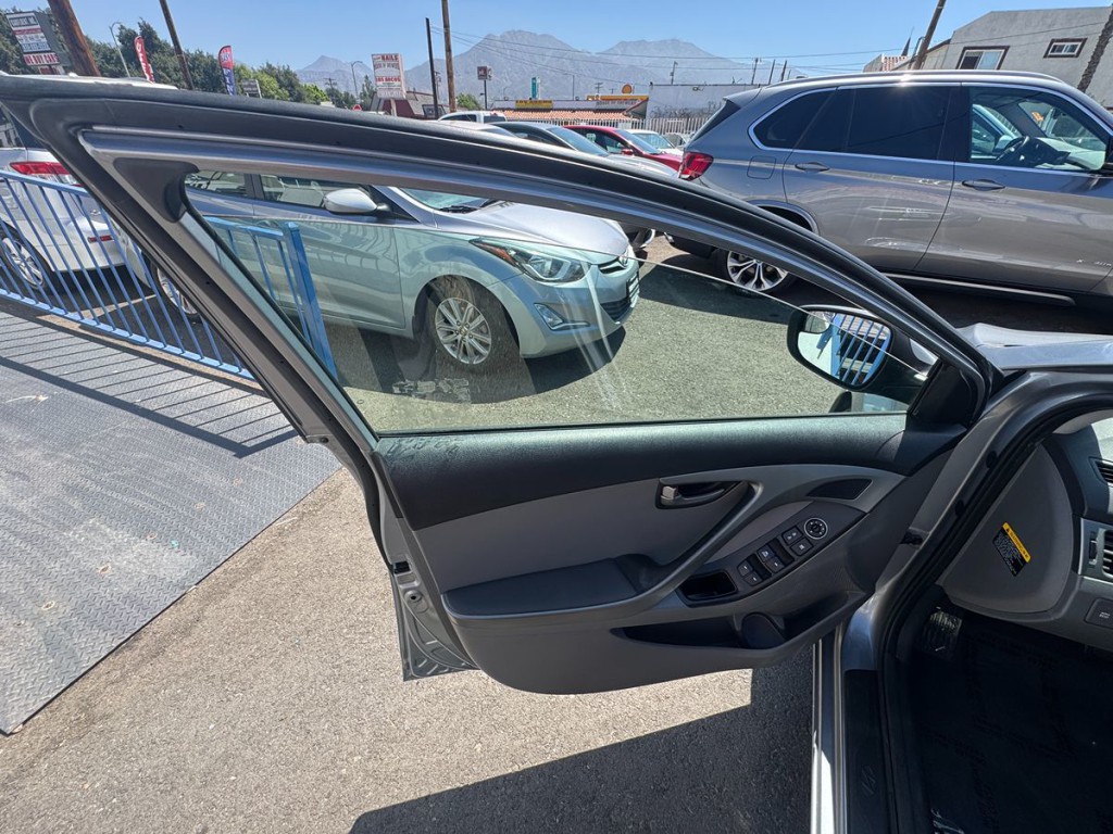 2015 Hyundai Elantra Image 25