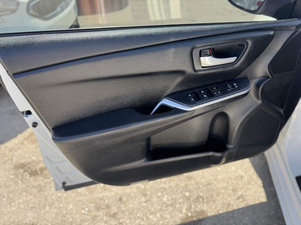 2016 Toyota Camry Image 8