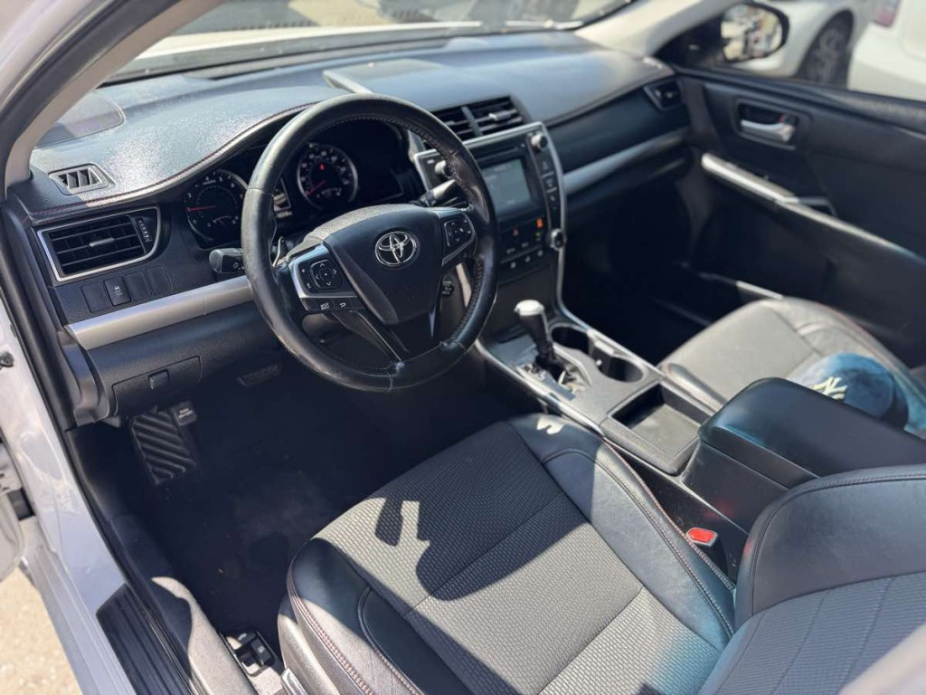 2016 Toyota Camry Image 9
