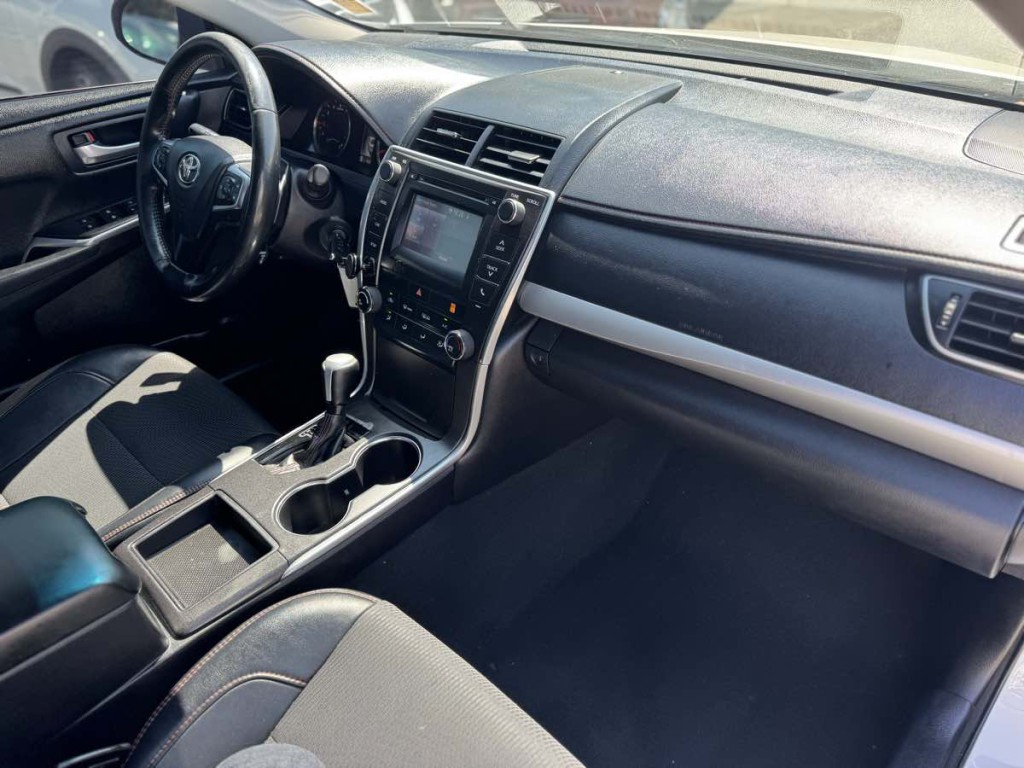 2016 Toyota Camry Image 11