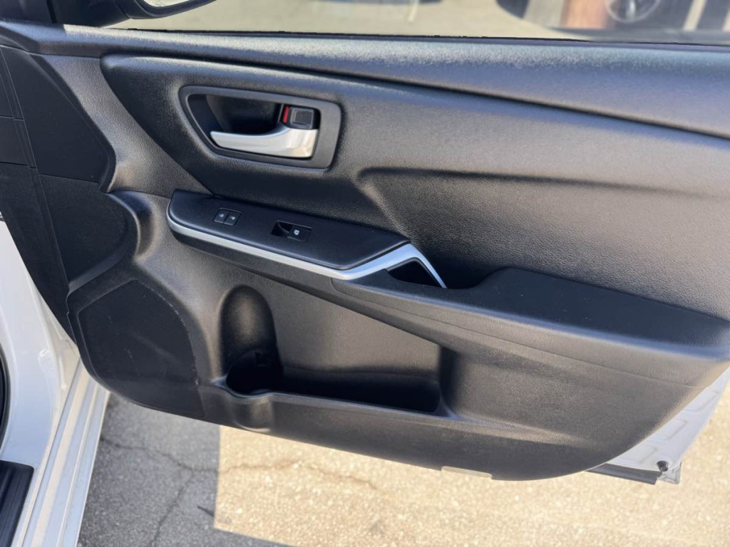 2016 Toyota Camry Image 12