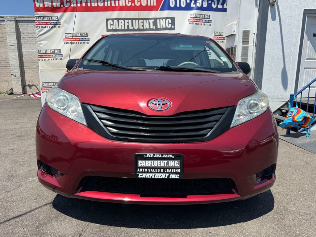 2013 Toyota Sienna Image 2