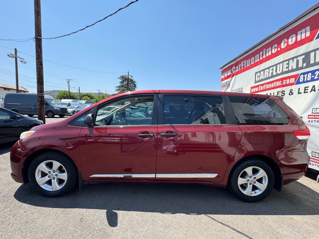 2013 Toyota Sienna Image 3