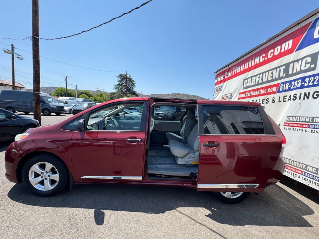 2013 Toyota Sienna Image 4