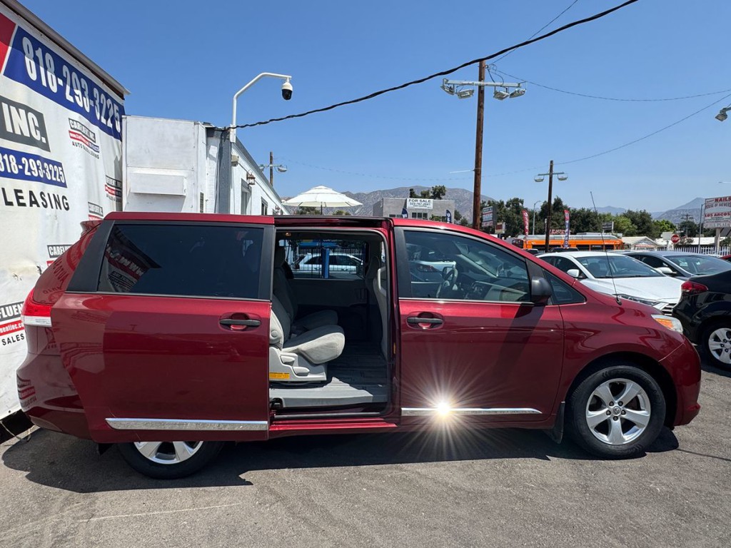 2013 Toyota Sienna Image 8
