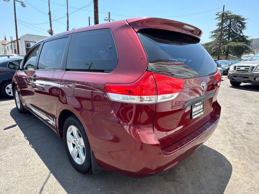 2013 Toyota Sienna Image 9