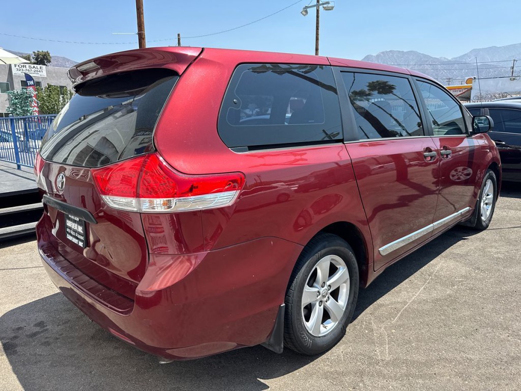 2013 Toyota Sienna Image 10