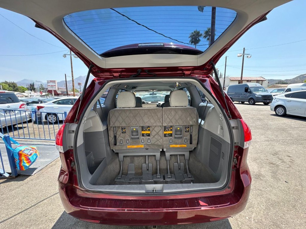 2013 Toyota Sienna Image 11