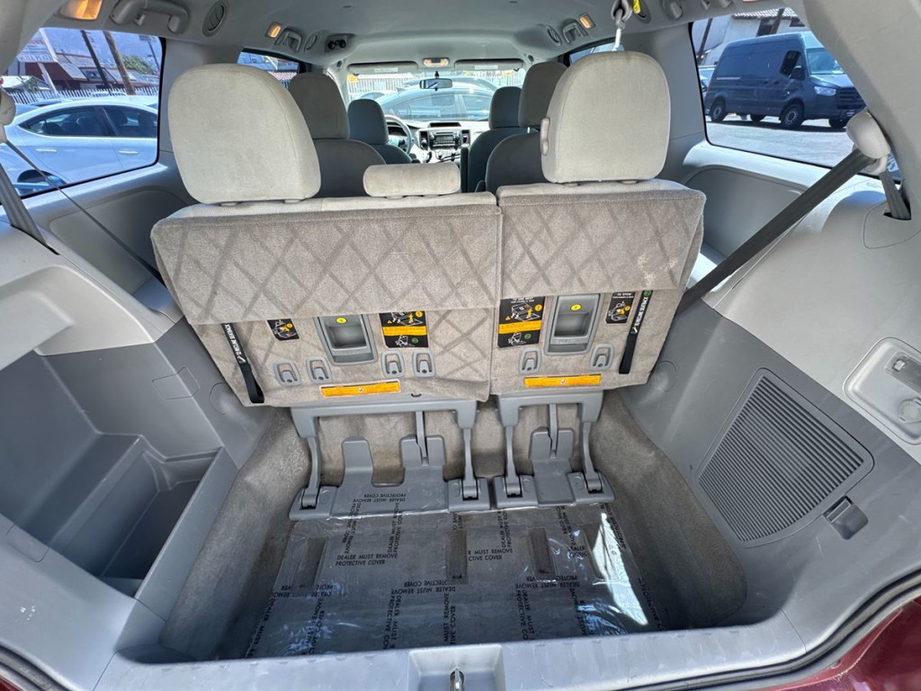 2013 Toyota Sienna Image 12