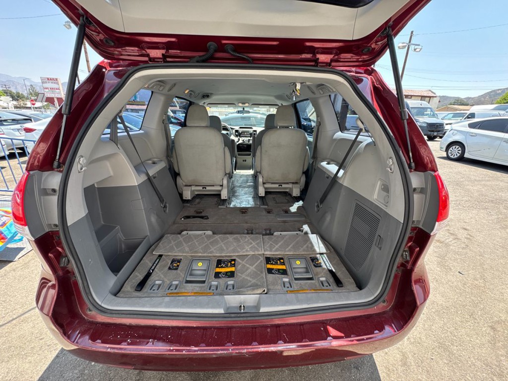 2013 Toyota Sienna Image 13