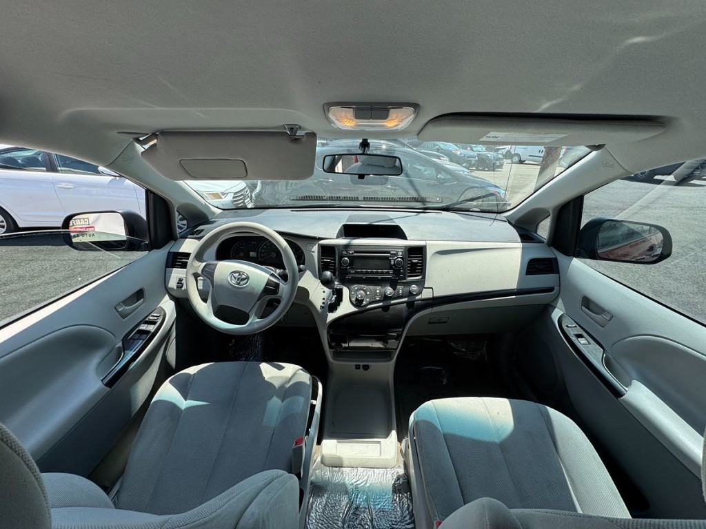 2013 Toyota Sienna Image 14